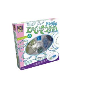 מעצבת התכשיטים גוונים של כחול וירוק